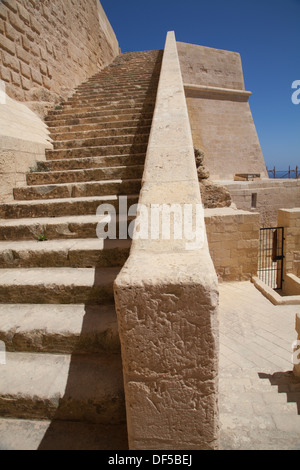 Die Kalkstein-Treppen, alte Zitadelle, Victoria, Insel Gozo, Malta. Stockfoto