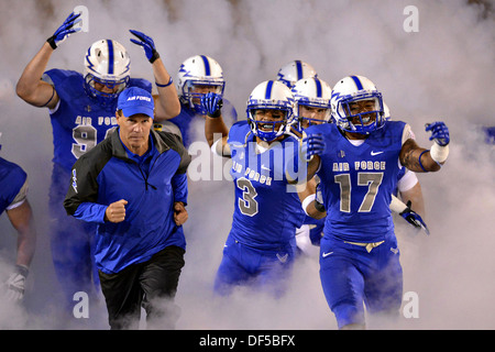 US Air Force Academy Falcons Fußballtrainer, Troy Calhoun, leitet das Team ins Stadion als Luftwaffe Konferenz Rivalen Wyoming Falcon Stadium 21. September 2013 in Colorado Springs, CO erfüllt. Stockfoto