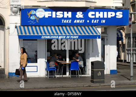 Brighton, East Sussex, England, UK. Fish &amp; Chips-Shop direkt am Meer Stockfoto