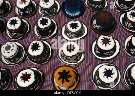 Bunte Handarbeit stricken Mützen zum Verkauf an der Outdoor-Kunsthandwerksmarkt in Otavalo, Ecuador Stockfoto