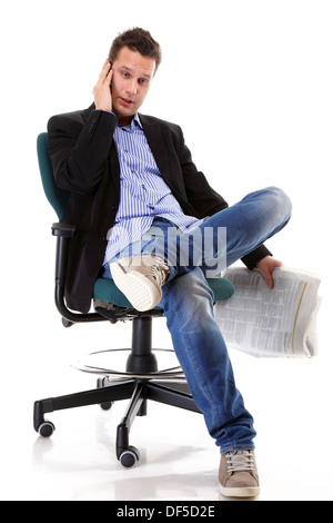 Voller Länge Geschäftsmann liest Zeitung telefonieren telefonieren mit Handy Wirtschaft Nachrichten kommentieren isoliert auf weißem Hintergrund Stockfoto