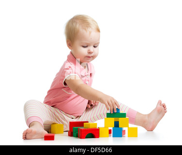 Kind Mädchen spielen mit Holzspielzeug Stockfoto