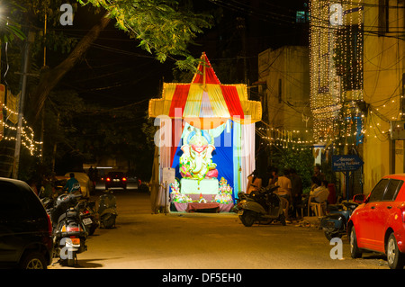 Ganesh Idole mit Blumen geschmückt und in temporären Schreine für Ganesh Chaturthi angezeigt. Den Geburtstag von Lord Ganesha. Stockfoto