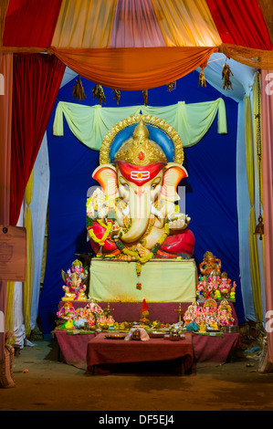 Ganesh Idole mit Blumen geschmückt und in temporären Schreine für Ganesh Chaturthi angezeigt. Den Geburtstag von Lord Ganesha. Stockfoto