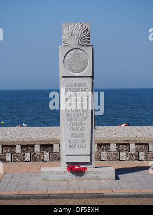 Die Gedenkstätte für den Zweiten Weltkrieg in Dieppe in Frankreich erinnert an die Soldaten, die während des Zweiten Weltkriegs am Angriff von Dieppe teilgenommen haben. Der Angriff, der am 19. August 1942 stattfand, war eine bedeutende militärische Operation unter Beteiligung der alliierten Streitkräfte. Die Gedenkstätte ehrt den Mut und die Opfer, die die Truppen während dieses kritischen Ereignisses in der Geschichte gebracht haben. Stockfoto