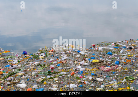 Ganesh Idole eintauchen in Hussiansagar See in Hyderabad am Ende des Ganesh Charurti festival Stockfoto