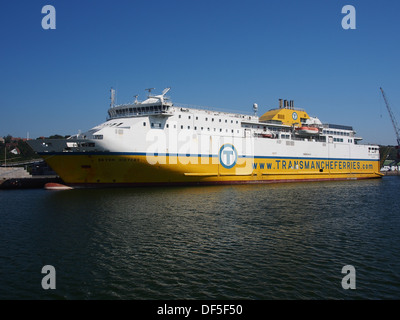 Die Fähre Seven Sisters (IMO 9320130) liegt im Hafen von Dieppe. Dieses Schiff verkehrt auf internationalen Strecken und bietet Personen- und Fahrzeugtransport über den Ärmelkanal. Stockfoto