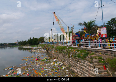 Ganesh Idole eintauchen in Hussiansagar See in Hyderabad am Ende des Ganesh Charurti festival Stockfoto