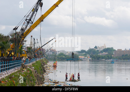 Ganesh Idole eintauchen in Hussiansagar See in Hyderabad am Ende des Ganesh Charurti festival Stockfoto