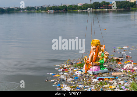 Ganesh Idole eintauchen in Hussiansagar See in Hyderabad am Ende des Ganesh Charurti festival Stockfoto