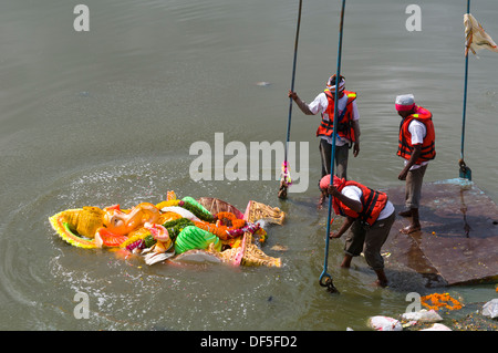 Ganesh Idole eintauchen in Hussiansagar See in Hyderabad am Ende des Ganesh Charurti festival Stockfoto
