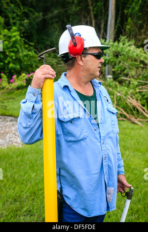Ein Strom Unternehmensmitarbeiter tragen seine Schutzkleidung während einer Sicherung mit ändern Pol Stockfoto
