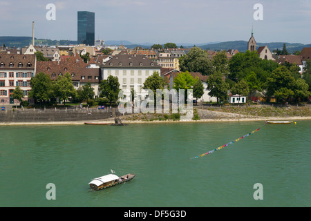 Rhein mit Seilfähre, Oberer Rheinweg am Flussufer, Basel, Schweiz Stockfoto