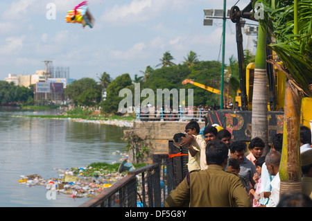Ganesh Idole eintauchen in Hussiansagar See in Hyderabad am Ende des Ganesh Charurti festival Stockfoto
