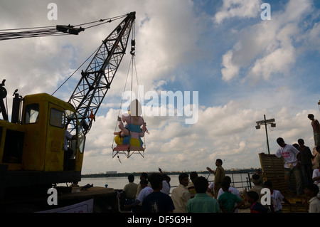 Ganesh Idole eintauchen in Hussiansagar See in Hyderabad am Ende des Ganesh Charurti festival Stockfoto