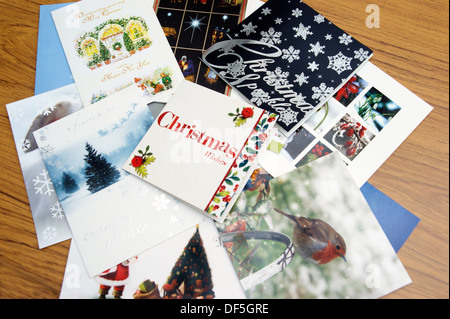 Weihnachts-Karten auf dem Tisch bereit für das Aufstellen von für die Festtage Stockfoto