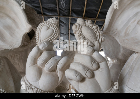 Götzen gemacht für den Geburtstag von Lord Ganesha in behelfsmäßigen Fabriken auf den Straßen von Hyderabad, Indien. Stockfoto