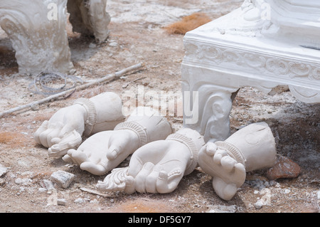 Götzen gemacht für den Geburtstag von Lord Ganesha in behelfsmäßigen Fabriken auf den Straßen von Hyderabad, Indien. Stockfoto