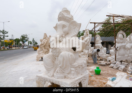 Ganesh Idole für den Geburtstag von Lord Ganesha in behelfsmäßigen Fabriken am Straßenrand gemacht. Stockfoto