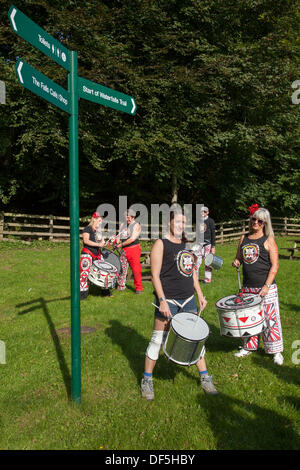 Ingleton UK. 28. September 2103. BATALA-Samba-Band-Ausflug nach Ingleton fällt für ihren Wasserfall-Drumming-Event. Wassermusik nahm eine andere Bedeutung für Mitglieder des Samba Trommeln Band "Batala Lancaster" am Samstag. Sie spielten ihre Instrumente stehen im Stream unter Thornton Kraft – auf Ingletons Wasserfall gehen. Das Charity-Event war ein echtes Spritzen für die Longstaffe Educational Foundation, das schafft die pädagogische Erfahrung benachteiligter junger Menschen im Bereich Bentham zu erweitern. © Mar Photographics/Alamy Live Stockfoto