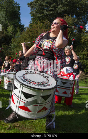 Ingleton UK. 28. September 2103. BATALA-Samba-Band-Ausflug nach Ingleton fällt für ihren Wasserfall-Drumming-Event. Wassermusik nahm eine andere Bedeutung für Mitglieder des Samba Trommeln Band "Batala Lancaster" am Samstag. Sie spielten ihre Instrumente stehen im Stream unter Thornton Kraft – auf Ingletons Wasserfall gehen. Das Charity-Event war ein echtes Spritzen für die Longstaffe Educational Foundation, das schafft die pädagogische Erfahrung benachteiligter junger Menschen im Bereich Bentham zu erweitern. © Mar Photographics/Alamy Live Stockfoto