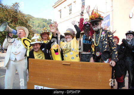 Derbyshire, UK. 28. September 2013. Parteichef, führt Alan 'Howlin ' Laud' Hoffnung das Kabinett neu mischen die offizielle Monster Raving Loony Party in The Grand Pavilion in Matlock Bath, Derbyshire. Die Konferenz wurde neben die zweite jährliche Steampunk Illuminati-Veranstaltung statt. Parteimitglieder, Steampunks und Mitglieder der schwarzen Schwein Border Morris Tänzer teilgenommen neu mischen. Bildnachweis: Deborah Vernon/Alamy Live-Nachrichten Stockfoto