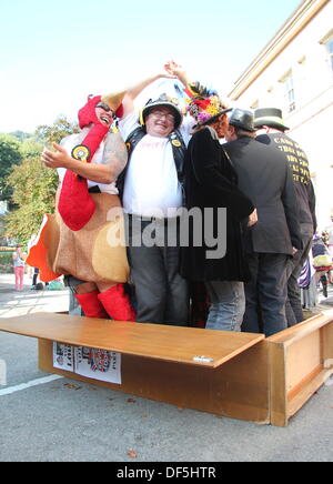 Derbyshire, UK. 28. September 2013. Die offizielle Monster Raving Loony Party hält wo Klettern Parteimitglieder und Unterstützer in einem Holzgehäuse und Shuffle seinen traditionellen Schrank neu mischen. Der Parteitag fand neben die zweite jährliche Steampunk Illuminati-Veranstaltung im The Grand Pavilion in Matlock Bath, Derbyshire. Bildnachweis: Deborah Vernon/Alamy Live-Nachrichten Stockfoto