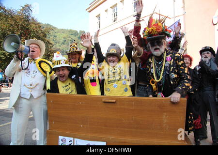 Derbyshire, UK. 28. September 2013. Parteichef, führt Alan 'Howlin ' Laud' Hoffnung das Kabinett neu mischen die offizielle Monster Raving Loony Party in The Grand Pavilion in Matlock Bath, Derbyshire. Die Konferenz wurde neben die zweite jährliche Steampunk Illuminati-Veranstaltung statt. Parteimitglieder, Steampunks und Mitglieder der schwarzen Schwein Border Morris Tänzer teilgenommen neu mischen. Bildnachweis: Deborah Vernon/Alamy Live-Nachrichten Stockfoto