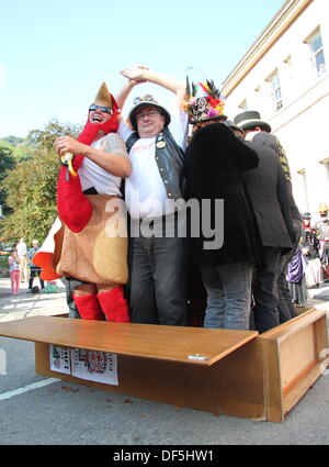 Derbyshire, UK. 28. September 2013. Die offizielle Monster Raving Loony Party hält wo Klettern Parteimitglieder und Unterstützer in einem Holzgehäuse und Shuffle seinen traditionellen Schrank neu mischen. Der Parteitag fand neben die zweite jährliche Steampunk Illuminati-Veranstaltung im The Grand Pavilion in Matlock Bath, Derbyshire. Bildnachweis: Deborah Vernon/Alamy Live-Nachrichten Stockfoto