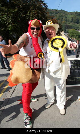 Derbyshire, UK. 28. September 2013. Parteichef, Alan 'Howlin ' Laud' Hope (R), Führer von der offiziellen Monster Raving Loony Party und die Party Interessenten "Geflügel-Minister" Kandidat Pose für Fotos auf der Partei-Konferenz im The Grand Pavilion in Matlock Bath, Derbyshire. Der Parteitag fand neben die zweite jährliche Steampunk Illuminati-Veranstaltung statt. Bildnachweis: Deborah Vernon/Alamy Live-Nachrichten Stockfoto