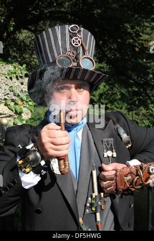 Derbyshire, UK. 28. September 2013. Steampunk, Chris Simpson, 27, aus Chesterfield posiert für Fotos auf der offiziellen Monster Raving Loony Party Konferenz statt im The Grand Pavilion in Matlock Bath, Derbyshire. Der Parteitag fand neben der Stadt zweite jährliche Steampunk Illuminati-Veranstaltung statt. Bildnachweis: Deborah Vernon/Alamy Live-Nachrichten Stockfoto