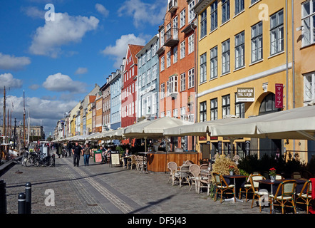 Bunte Nyhavn in Kopenhagen mit Touristen auf der Straße Essen. Stockfoto