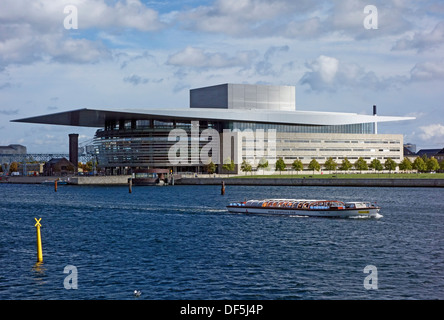 Das Royal Opera House auf Holmen in Kopenhagen mit einem Hafen Kreuzfahrt Schiff vorbei. Stockfoto