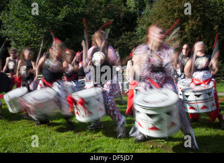 Ingleton UK. 28. September 2103. BATALA-Samba-Band 1. Satz vor dem Ausflug nach Ingleton fällt für ihren Wasserfall-Drumming-Event. Wassermusik nahm eine andere Bedeutung für Mitglieder des Samba Trommeln Band "Batala Lancaster" am Samstag. Sie spielten ihre Instrumente stehen im Stream unter Thornton Kraft – auf Ingletons Wasserfall gehen. Das Charity-Event war ein echtes Spritzen für die Longstaffe Educational Foundation, das schafft die pädagogische Erfahrung benachteiligter junger Menschen im Bereich Bentham zu erweitern. © Mar Photographics/Alamy Live Stockfoto