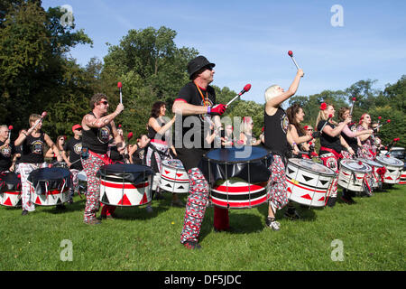 Ingleton UK. 28. September 2103. BATALA-Samba-Band 1. Satz vor dem Ausflug nach Ingleton fällt für ihren Wasserfall-Drumming-Event. Wassermusik nahm eine andere Bedeutung für Mitglieder des Samba Trommeln Band "Batala Lancaster" am Samstag. Sie spielten ihre Instrumente stehen im Stream unter Thornton Kraft – auf Ingletons Wasserfall gehen. Das Charity-Event war ein echtes Spritzen für die Longstaffe Educational Foundation, das schafft die pädagogische Erfahrung benachteiligter junger Menschen im Bereich Bentham zu erweitern. © Mar Photographics/Alamy Live Stockfoto