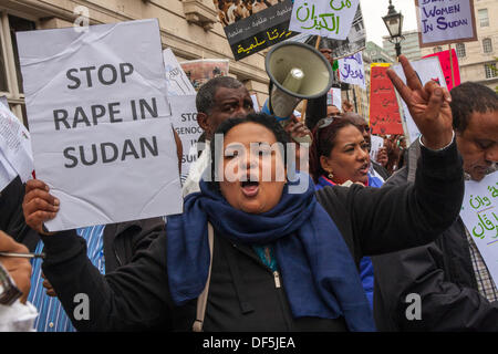 London, UK. 28. September 2013. Ein Demonstrant mit ihrem Plakat macht ein 'V'-Zeichen wie sudanesische Ausländer gegen das Land Regime fordern die Freilassung der politischen Gefangenen und ein Ende der Regierungskorruption zu demonstrieren. Bildnachweis: Paul Davey/Alamy Live-Nachrichten Stockfoto