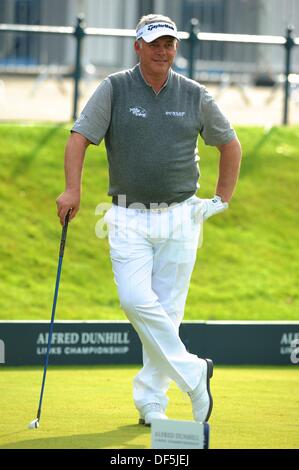 St Andrews, Kingsbarns, Schottland, Großbritannien. 28. September 2013.   Darren Clarke wartet am 1. in seine 3. Runde der Alfred Dunhill Links Championship im alten Kurs St Andrews Credit abschlagen: Action Plus Sport Bilder/Alamy Live News Stockfoto