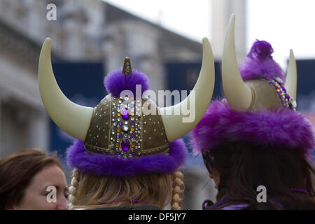 London, UK. 28. September 2013. Minnesota-Fans mit Wikingerhelme als Regent Street war geschlossen für ein amerikanisches Straßenfest vor dem NFL-Spiel zwischen den Minnesota Vikings und den Pittsburgh Steelers, die am Sonntag, den 29. September im Wembley-Stadion gespielt werden. Bildnachweis: Amer Ghazzal/Alamy Live-Nachrichten Stockfoto