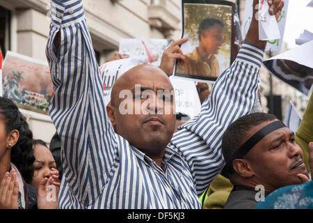 London, UK. 28. September 2013. Sudanesische Ausländer demonstrieren gegen das Land Regimes forderten die Freilassung der politischen Gefangenen und ein Ende zur Regierungskorruption. Bildnachweis: Paul Davey/Alamy Live-Nachrichten Stockfoto