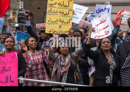 London, UK. 28. September 2013. 2013-09-28, in London. Sudanesische Ausländer demonstrieren gegen das Land Regimes forderten die Freilassung der politischen Gefangenen und ein Ende zur Regierungskorruption. Bildnachweis: Paul Davey/Alamy Live-Nachrichten Stockfoto