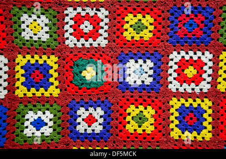 bunte schöne handgemachte gestrickte Tischdecke Hintergrund und Struktur Stockfoto