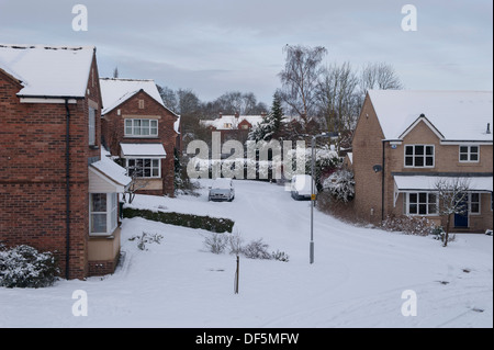 Hohe Blick über Wohngebiet mit modernen Reihenhäuser in einer ruhigen, schneebedeckten cul-de-sac auf kalten Wintertag - Burley in Bösingen, England, Großbritannien Stockfoto