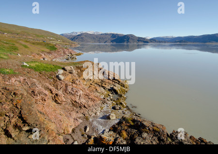 Grönland, Tunulliarfik (aka Eriks Fjord), Abwicklung von Qassiarsuk & Brattahlid. Blick auf die felsige Küste von Eriks Fjord. Stockfoto