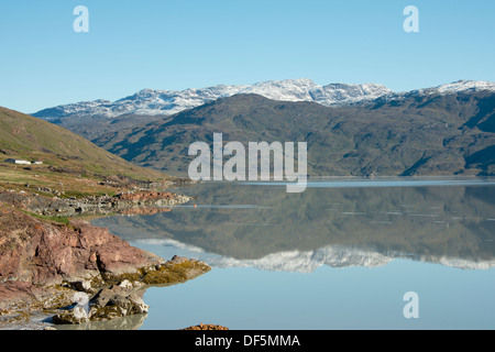 Grönland, Tunulliarfik (aka Eriks Fjord), Abwicklung von Qassiarsuk & Brattahlid. Blick auf die felsige Küste von Eriks Fjord. Stockfoto