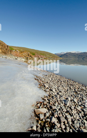 Grönland, Tunulliarfik (aka Eriks Fjord), Abwicklung von Qassiarsuk & Brattahlid. Blick auf die felsige Küste von Eriks Fjord. Stockfoto