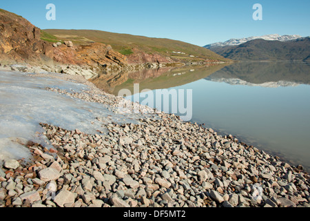 Grönland, Tunulliarfik (aka Eriks Fjord), Abwicklung von Qassiarsuk & Brattahlid. Blick auf die felsige Küste von Eriks Fjord. Stockfoto