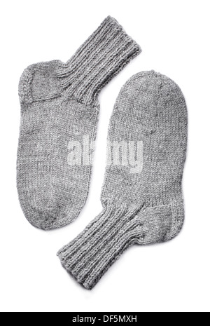 Ein paar graue Wolle Handgestrickte Socken auf weißem Hintergrund mit natürlichen Schatten. Stockfoto