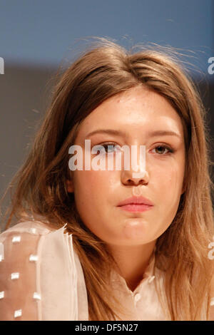 Athen, Griechenland. 28. September 2013. ADELE EXARCHOPOULOS, einer der Stars des Lebens von Adele '' "blau, der Film, der den Filmfestspielen von Cannes gewann in diesem Jahr ein Film produziert und Regie: Abdellatif Kechiche, gibt eine Pressekonferenz während 19. Athen Film Festival. Bildnachweis: Aristidis Vafeiadakis/ZUMAPRESS.com/Alamy Live-Nachrichten Stockfoto