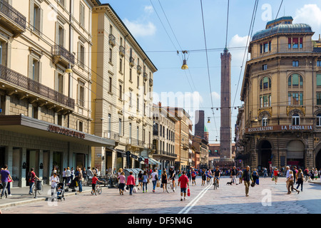 Blick vom Piazza del Nettuno hinunter Via Rizzoli in Richtung der Due Torri, Bologna, Emilia Romagna, Italien Stockfoto