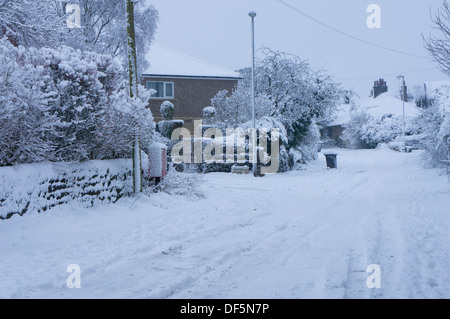 Winter wonderland Szene - ruhige Wohnstraße mit Bäumen, Straßen und Gehwege, in der Decke des weissen, frischen Schnee bedeckt - Guiseley, England, UK. Stockfoto